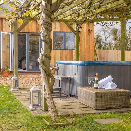 Wisteria View With Hottub & Cabin Sleeps 20 Chippenham  Bagian luar foto