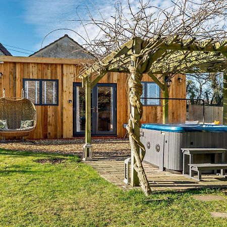 Wisteria View With Hottub & Cabin Sleeps 20 Chippenham  Bagian luar foto