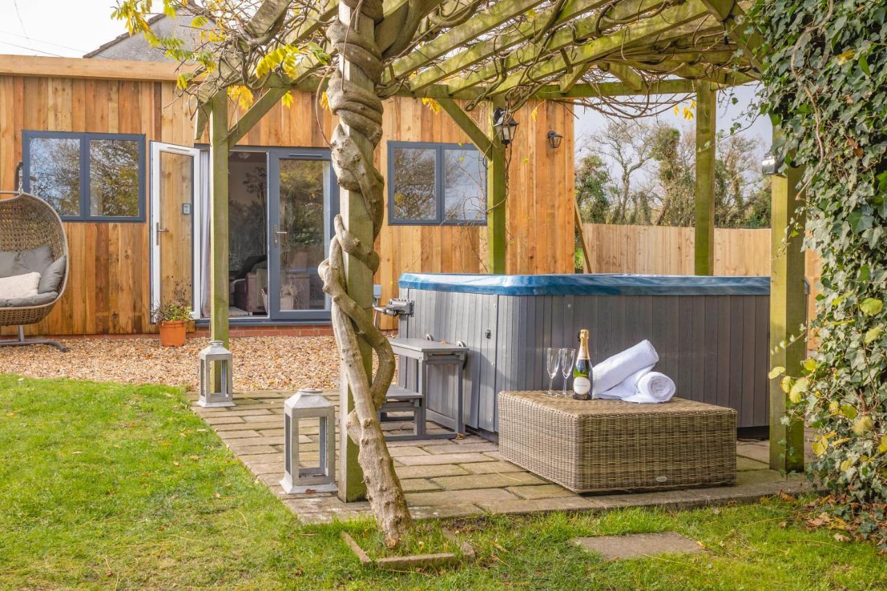 Wisteria View With Hottub & Cabin Sleeps 20 Chippenham  Bagian luar foto