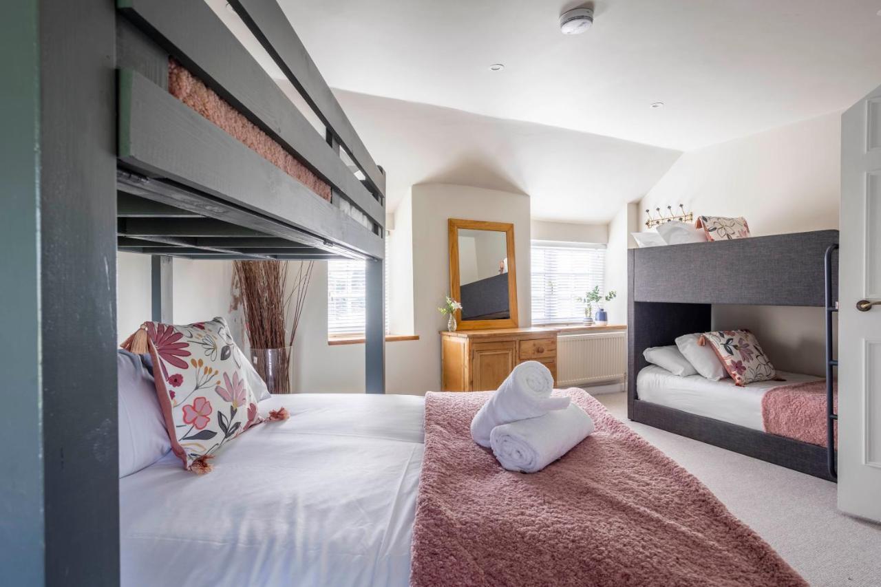 Wisteria View With Hottub & Cabin Sleeps 20 Chippenham  Bagian luar foto