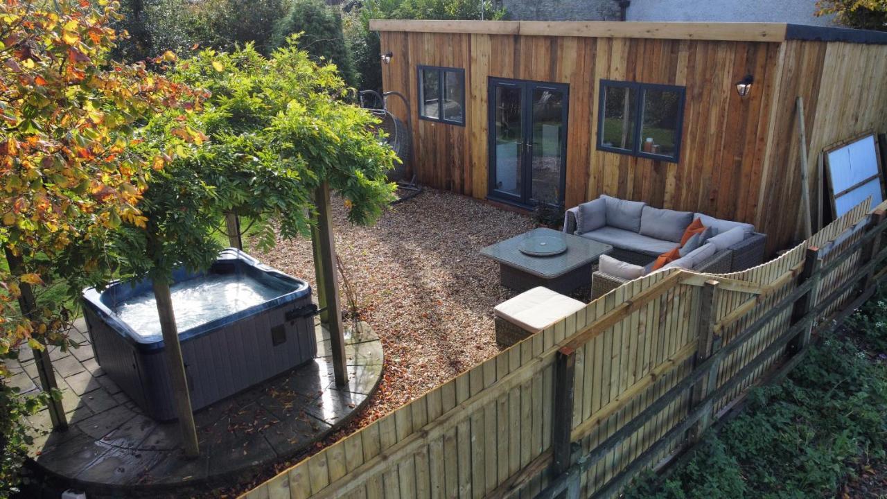 Wisteria View With Hottub & Cabin Sleeps 20 Chippenham  Bagian luar foto