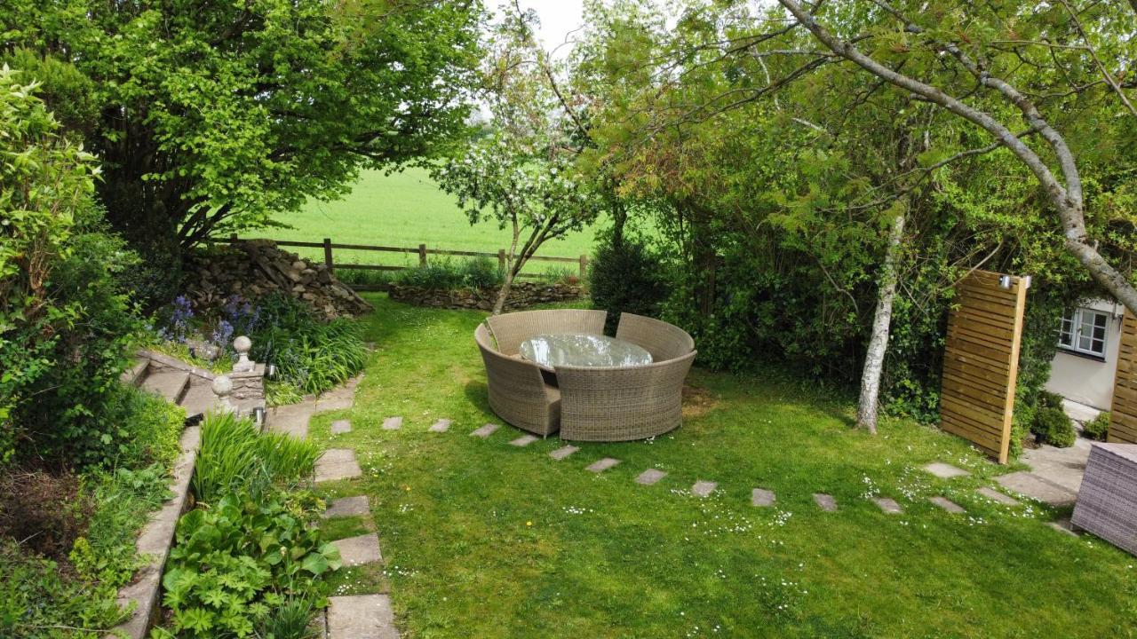 Wisteria View With Hottub & Cabin Sleeps 20 Chippenham  Bagian luar foto