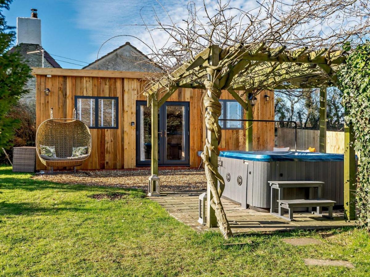 Wisteria View With Hottub & Cabin Sleeps 20 Chippenham  Bagian luar foto