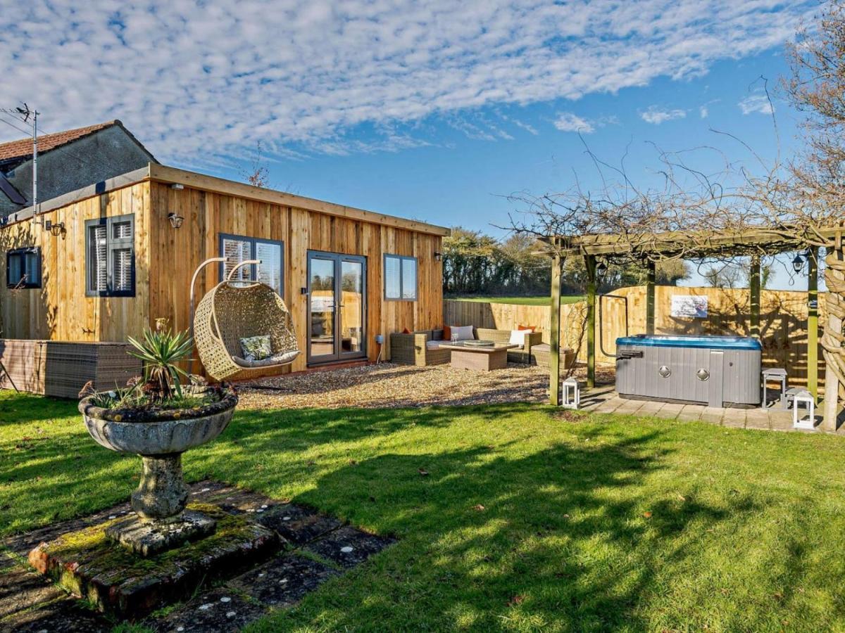 Wisteria View With Hottub & Cabin Sleeps 20 Chippenham  Bagian luar foto