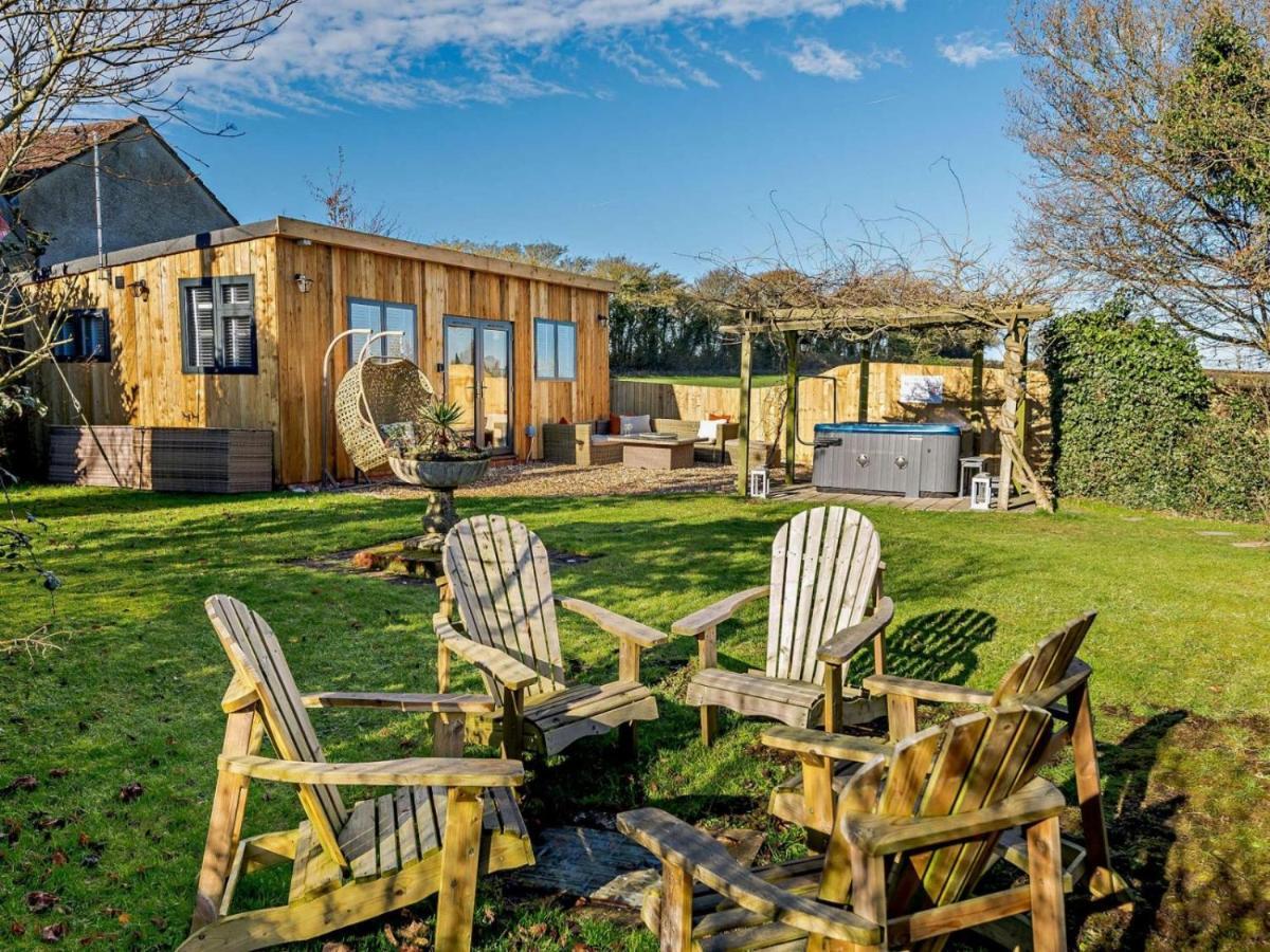 Wisteria View With Hottub & Cabin Sleeps 20 Chippenham  Bagian luar foto