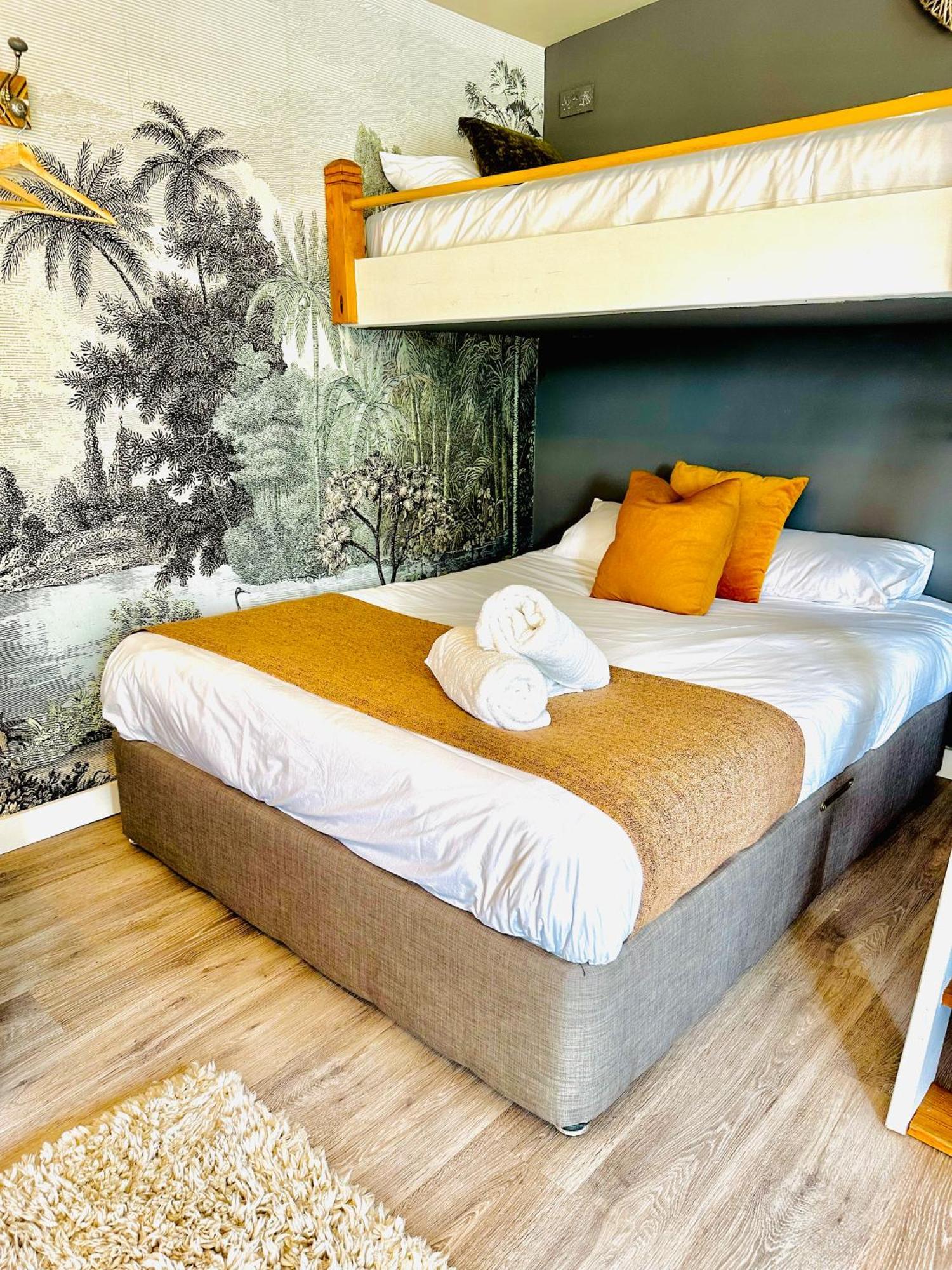 Wisteria View With Hottub & Cabin Sleeps 20 Chippenham  Bagian luar foto